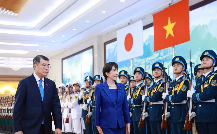 Thủ tướng Lê Minh Hưng và Thủ tướng Nhật Bản Takaichi Sanae duyệt Đội danh dự Quân đội Nhân dân Việt Nam.