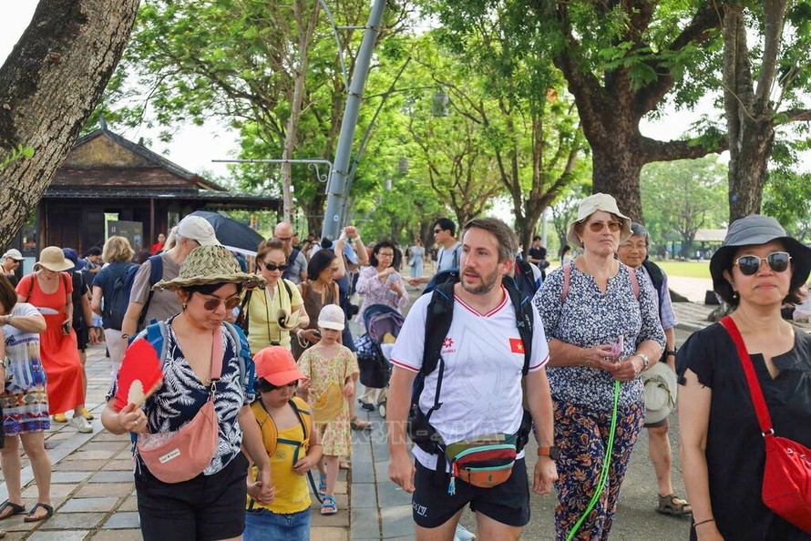 Du khách đến Huế luôn lựa chọn điểm đến đền chùa, du lịch tâm linh, tĩnh lặng - là những sản phẩm du lịch tạo xu hướng của Huế.
