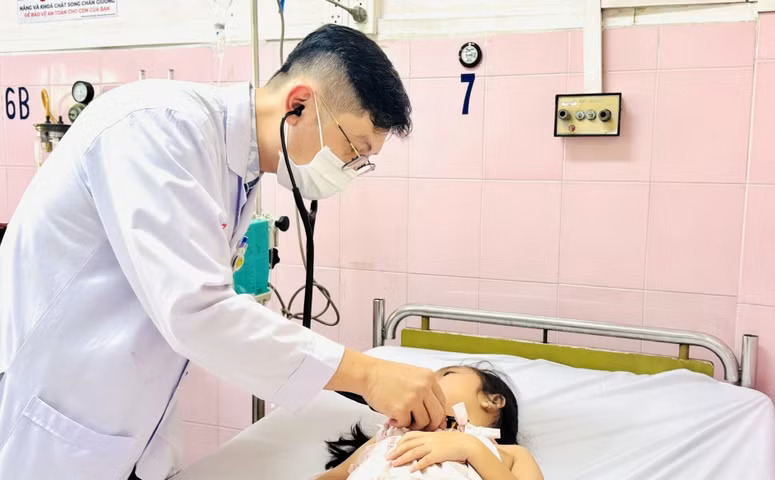 Bác sỹ Bệnh viện Nhân dân Gia Định thăm khám cho học sinh nghi ngộ độc thực phẩm. 