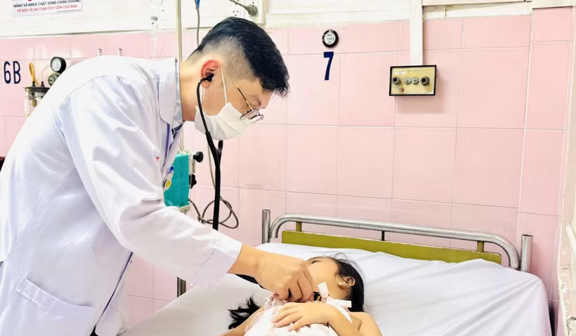 Bác sĩ Bệnh viện Nhân dân Gia Định thăm khám cho học sinh nghi ngộ độc thực phẩm. 