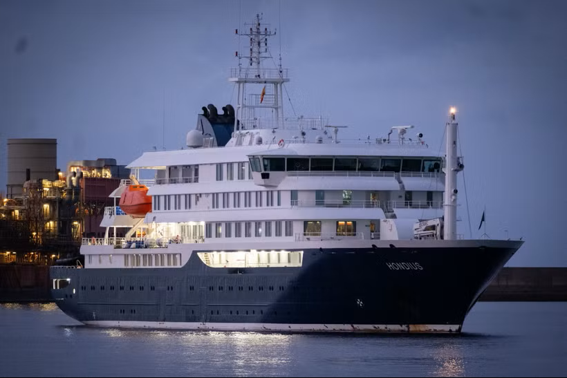 Tàu du lịch MV Hondius tại cảng Granadilla, thuộc đảo Tenerife, Tây Ban Nha ngày 10/5/2026. 