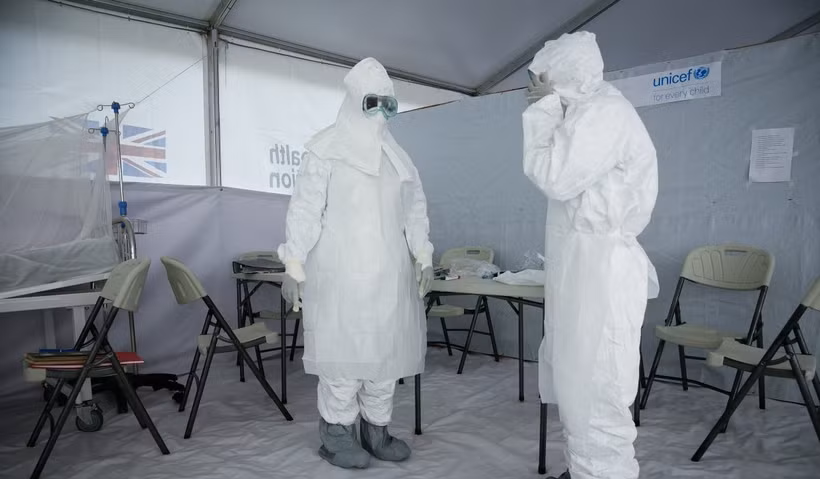 Nhân viên y tế làm việc tại khu vực điều trị cho bệnh nhân nhiễm Ebola. (Ảnh: AFP/TTXVN)