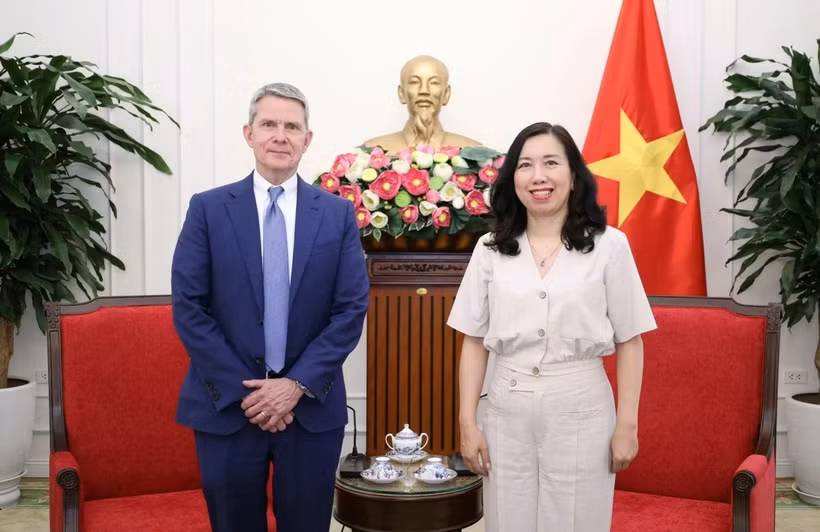 Thứ trưởng Ngoại giao Lê Thị Thu Hằng tiếp ông Phil Nelson, Phó Chủ tịch điều hành CNN. (Ảnh: Bộ Ngoại giao)