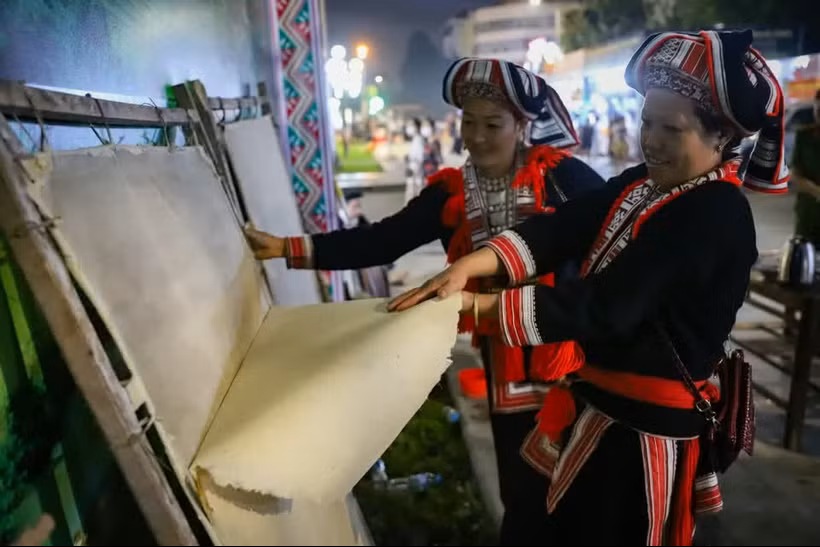 Giấy dó là vật phẩm không thể thiếu trong các nghi lễ cúng tổ tiên, lễ cấp sắc, đám cưới, đám tang, lễ Tết của người Dao đỏ.