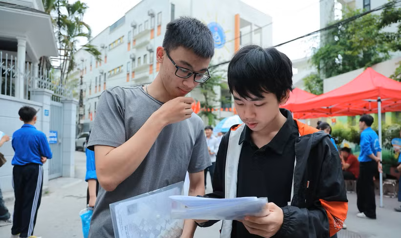 Thí sinh trao đổi bài sau giờ thi môn Toán. 