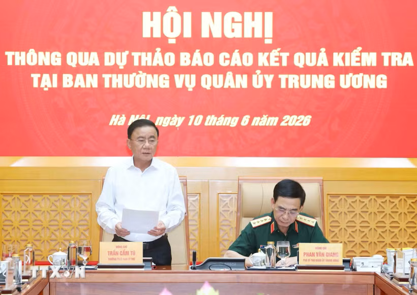 Đồng chí Trần Cẩm Tú, Ủy viên Bộ Chính trị, Thường trực Ban Bí thư, Trưởng Đoàn Kiểm tra, giám sát số 12 của Bộ Chính trị phát biểu chỉ đạo hội nghị.