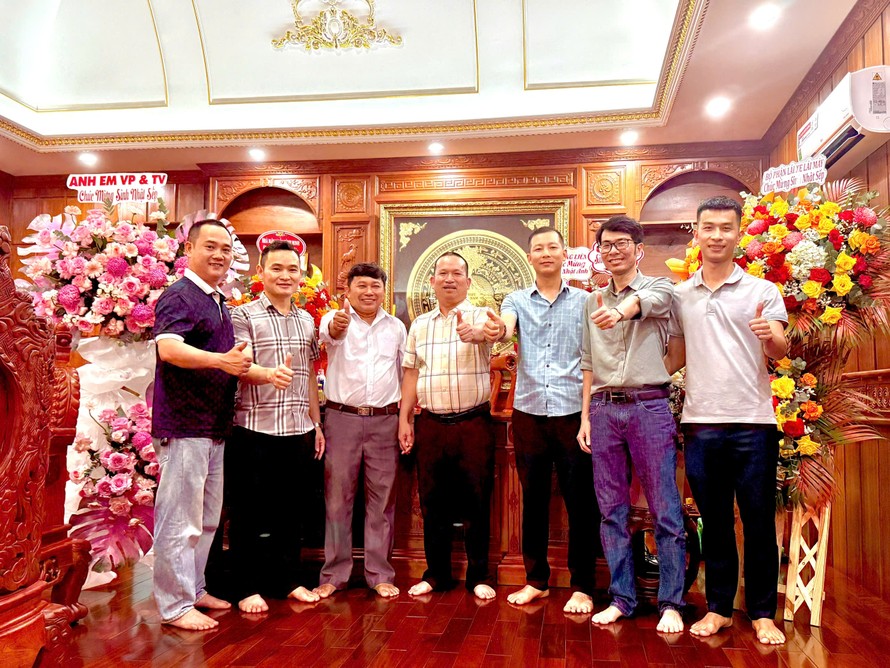 Doanh nhân Võ Phước Sỹ (thứ 4 từ trái sang) chụp ảnh lưu niệm cùng cán bộ, nhân viên công ty trong ngày vui sinh nhật. (Ảnh: NVCC)