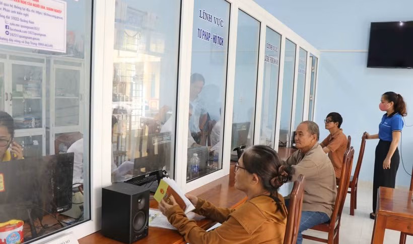 Người dân đến làm thủ tục xin cấp Giấy chứng nhận quyền sử dụng đất lần đầu tại Trung tâm phục vụ hành chính công xã Duy Xuyên, thành phố Đà Nẵng. 