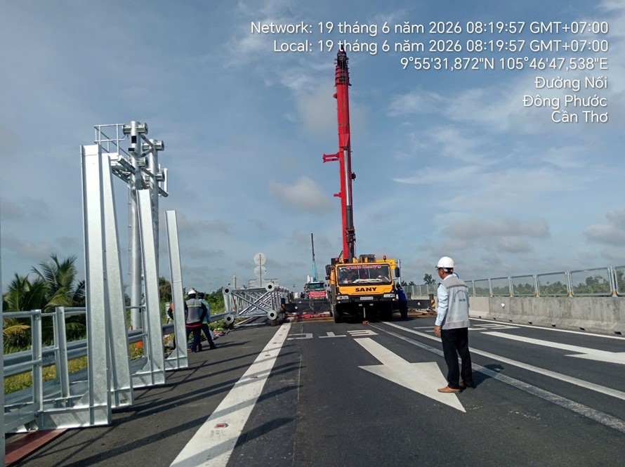 Đơn vị thi công lắp đặt giá long môn tại km 1981+700.