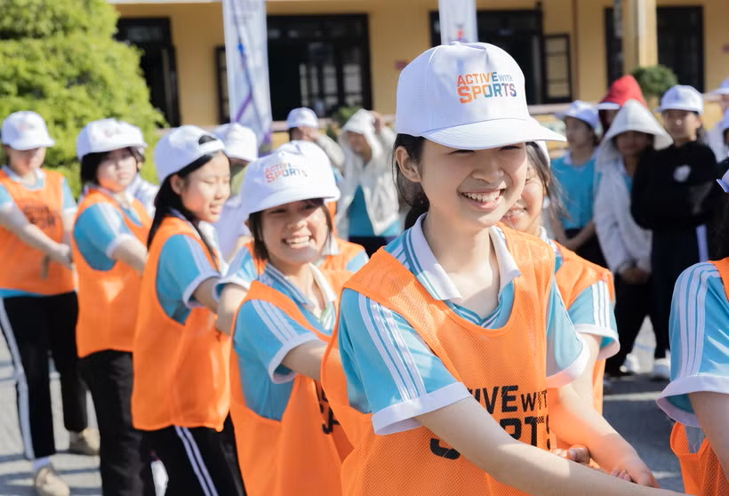 Học sinh nữ hào hứng tham gia ngày hội "Nữ sinh năng động". 