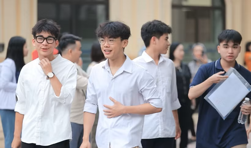 Thí sinh đến dự thi Tốt nghiệp Trung học phổ thông tại điểm thi Trường THPT Nguyễn Gia Thiều (Hà Nội). (Ảnh: Minh Quyết/TTXVN)