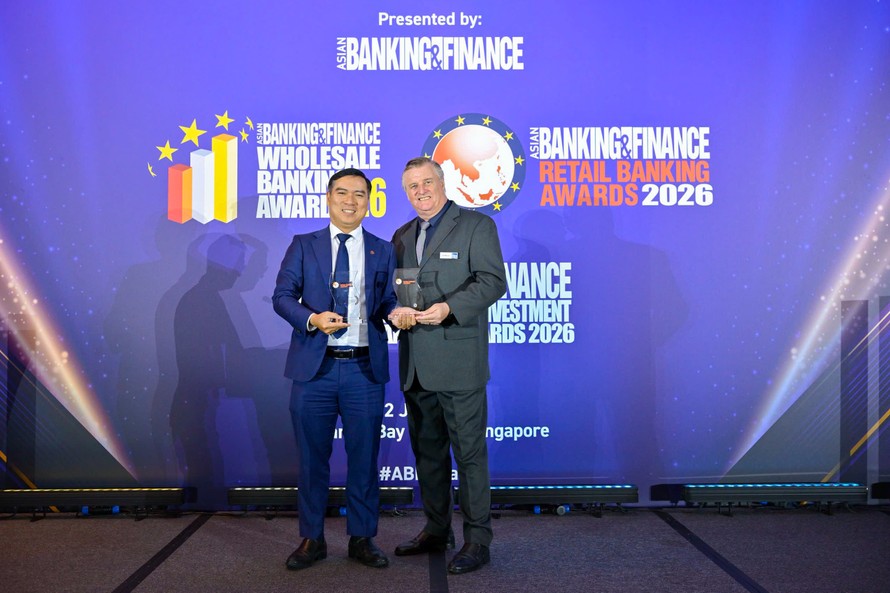 Ông Đàm Thế Thái - Phó Tổng Giám đốc HDBank - đại diện HDBank nhận giải “Ngân hàng Bán lẻ của năm” và giải “Ngân hàng SME của năm” vào ngày 02/07/2026, tại Singapore