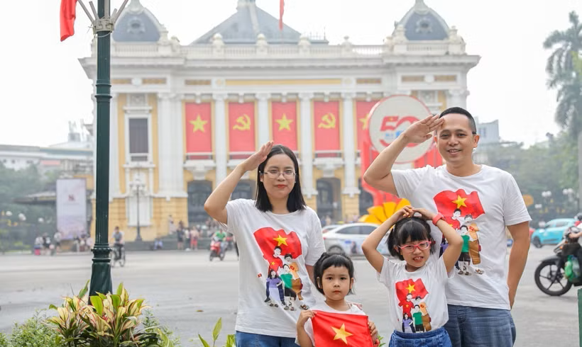 Một gia đình chụp ảnh lưu lại kỷ niệm trong dịp kỷ niệm 50 năm Ngày Giải phóng miền Nam, thống nhất đất nước (30/4/2025).