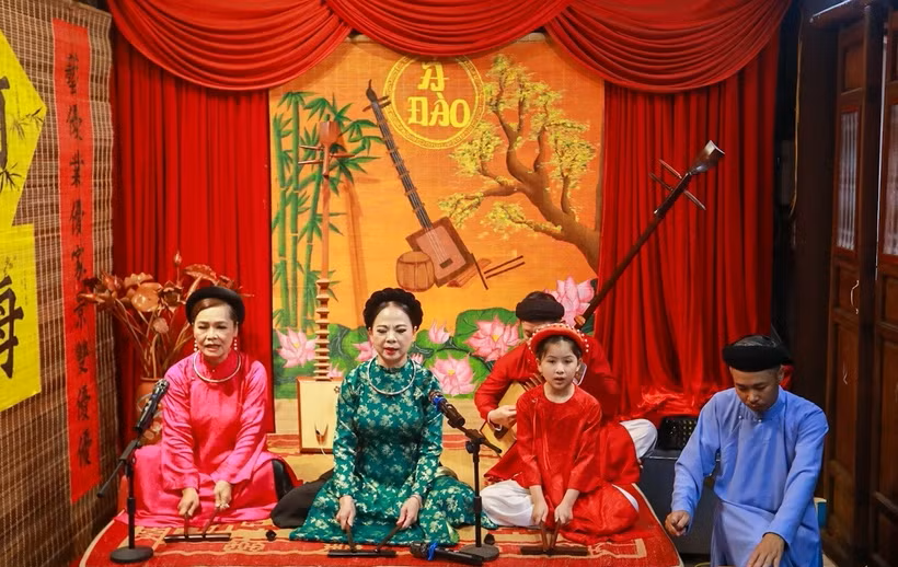 Biểu diễn nghệ thuật ca trù truyền thống tại chương trình. 