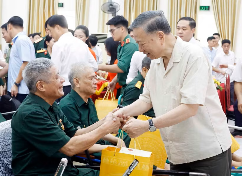 Tổng Bí thư, Chủ tịch nước Tô Lâm thăm hỏi, tặng quà cho các thương binh, bệnh binh. 