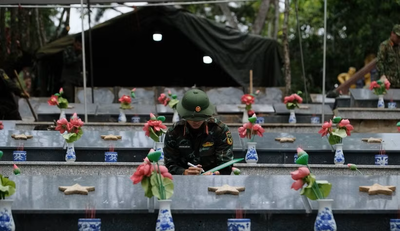 Một chiến sỹ thực hiện quy trình lưu trữ thông tin các phần mộ liệt sỹ trước khi khai quật lấy mẫu giám định ADN.