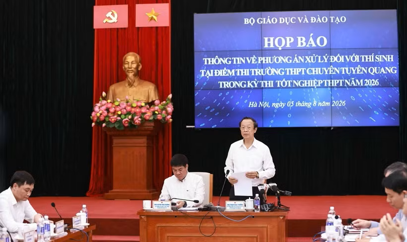 Thứ trưởng Thường trực Bộ Giáo dục và Đào tạo Phạm Ngọc Thưởng chủ trì buổi họp.