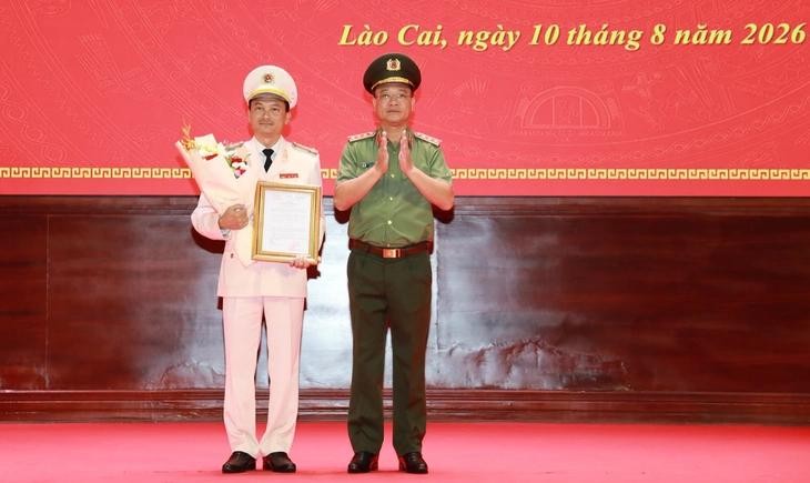 Thừa ủy quyền của Bộ trưởng Bộ Công an, Thượng tướng Phạm Thế Tùng - Thứ trưởng Bộ Công an trao quyết định cho Đại tá Trịnh Khắc Cường - Giám đốc Công an tỉnh Lào Cai.