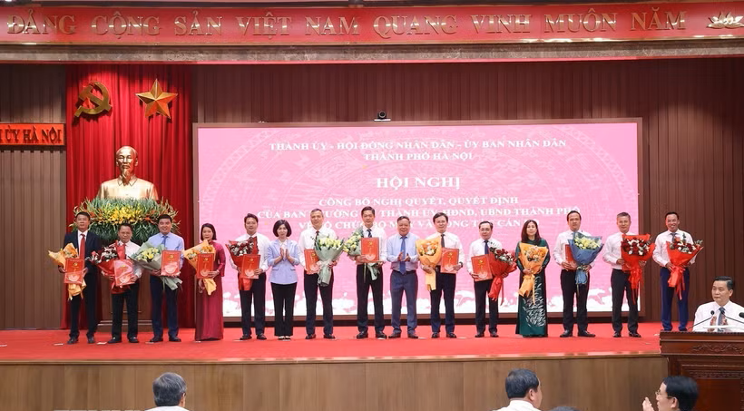 Chủ tịch Hội đồng Nhân dân thành phố Hà Nội Phùng Thị Hồng Hà và Phó Bí thư Thành ủy Hà Nội Nguyễn Văn Phong trao các quyết định của Ban Thường vụ Thành ủy Hà Nội cho các đồng chí.