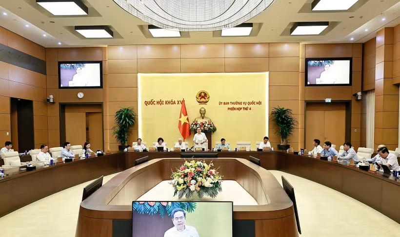 Chủ tịch Quốc hội Trần Thanh Mẫn phát biểu bế mạc Phiên họp thứ tư của ủy ban Thường vụ Quốc hội. 