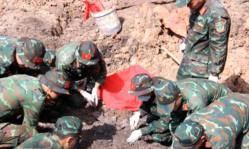 Cán bộ, chiến sỹ Đội tìm kiếm, quy tập hài cốt liệt sỹ làm việc tại địa điểm khai quật khu B của Công viên Lê Thị Riêng. 