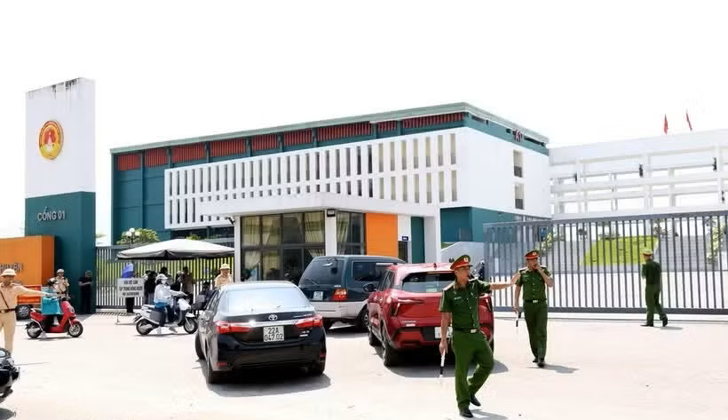 Lực lượng an ninh thực hiện công tác đảm bảo an ninh trật tự tại điểm thi trường Chuyên Tuyên Quang.