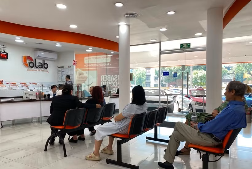 Người dân thực hiện xét nghiệm y tế tại Phòng xét nghiệm phân tích lâm sàng và chẩn đoán hình ảnh OLAB (OLAB Diagnósticos Médicos) ở thủ đô Mexico City.