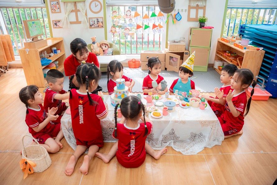 Guided Play - Chơi có chủ đích tại trường nằm ở ba yếu tố: mục tiêu học tập phía sau hoạt động, môi trường được thiết kế để hỗ trợ khám phá và kĩ thuật đồng hành của giáo viên.
