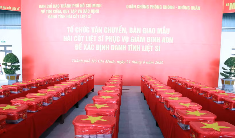 Các mẫu sinh phẩm hài cốt liệt sỹ được niêm phong, đóng gói nghiêm ngặt vào thùng chuyên dụng, phủ Quốc kỳ trước khi được đưa lên máy bay.