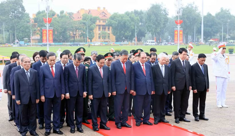 Các đồng chí lãnh đạo, nguyên lãnh đạo Đảng, Nhà nước tưởng nhớ Chủ tịch Hồ Chí Minh.