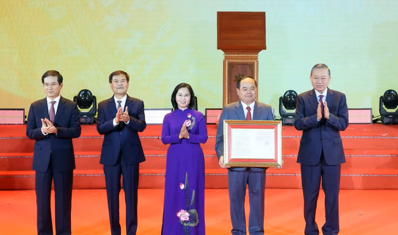 Tổng Bí thư, Chủ tịch nước Tô Lâm trao Nghị quyết của Quốc hội về việc thành lập thành phố Quảng Ninh.