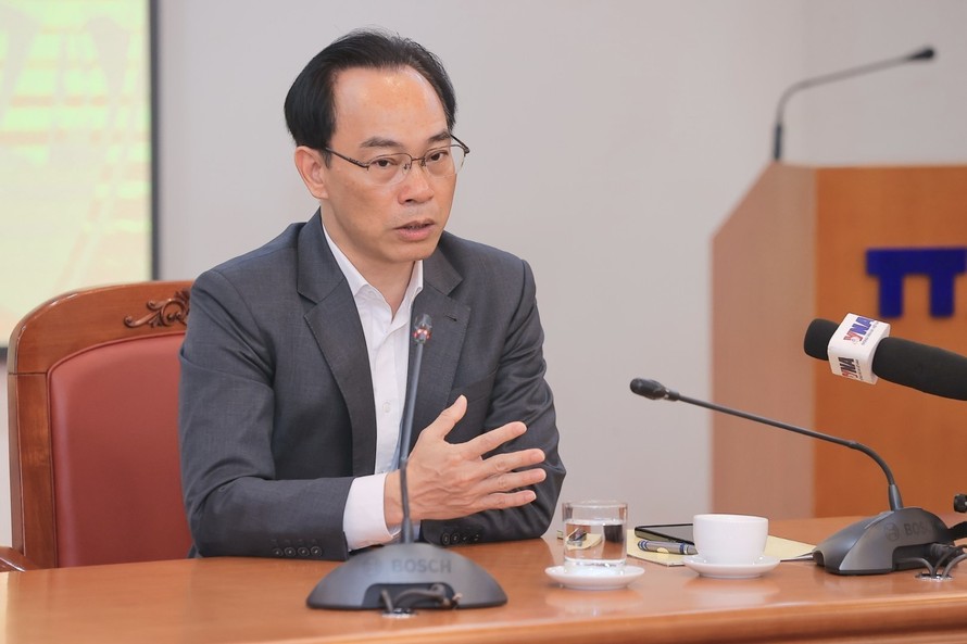 Đồng chí Hoàng Minh Sơn, Ủy viên Trung ương Đảng, Bộ trưởng Bộ Giáo dục và Đào tạo trao đổi các nội dung của chuyên đề.
