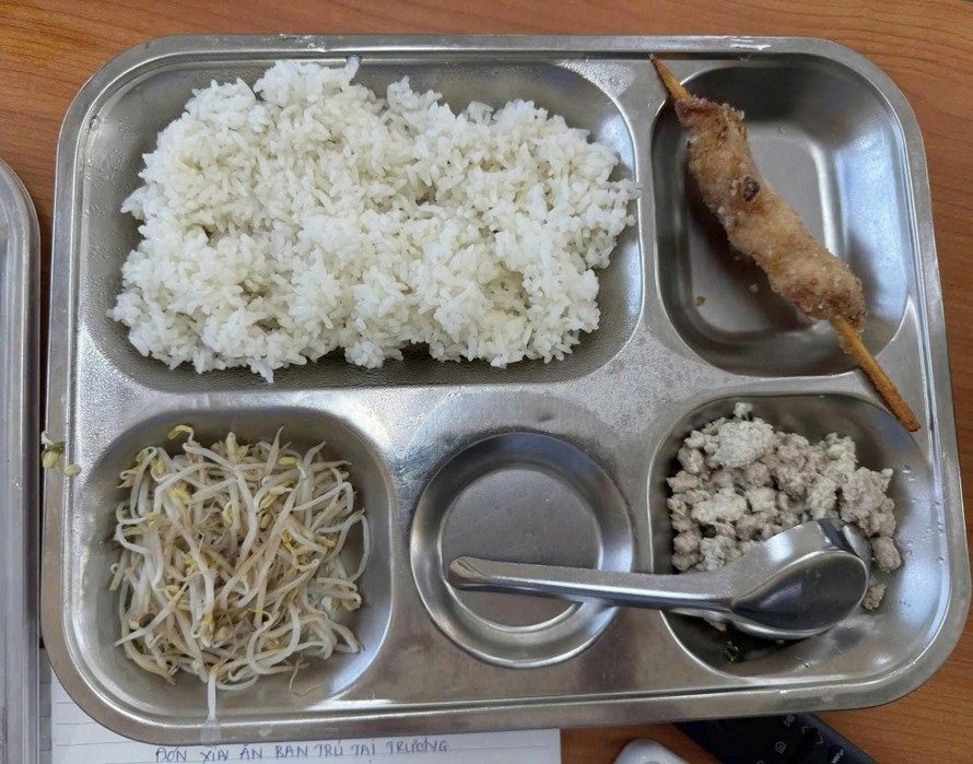 Suất ăn được vị phụ huynh chụp lại đăng lên mạng xã hội