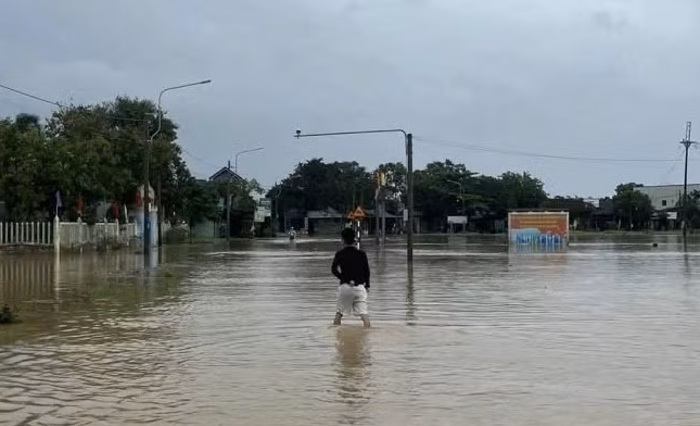 Mưa lớn kéo dài khiến làng Vĩnh An, phường Phong Dinh, Huế bị ngập lụt nặng.