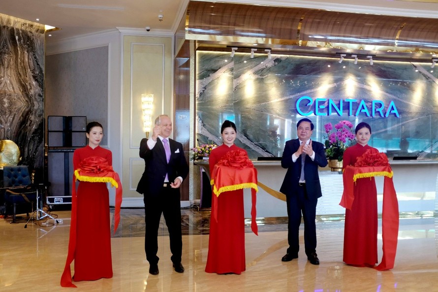 Ông Lê Đình Vinh – Chủ tịch HĐQT Tập đoàn Everland đại diện chủ đầu tư và ông Maurizio Susan – Giám đốc điều hành cắt băng khai trương khách sạn Centara Hotel & Residences Vân Đồn. Ảnh – Everland Group.