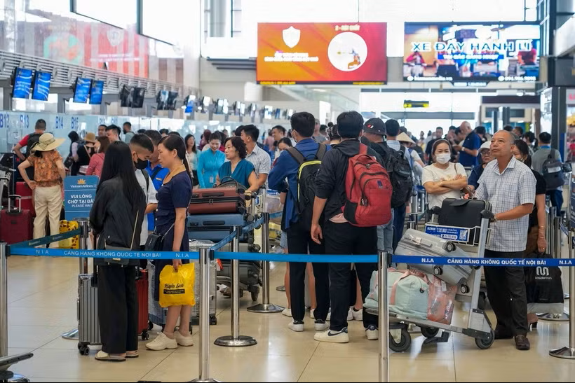 Hành khách làm thủ tục chuyến bay tại Cảng Hàng không quốc tế Nội Bài. 