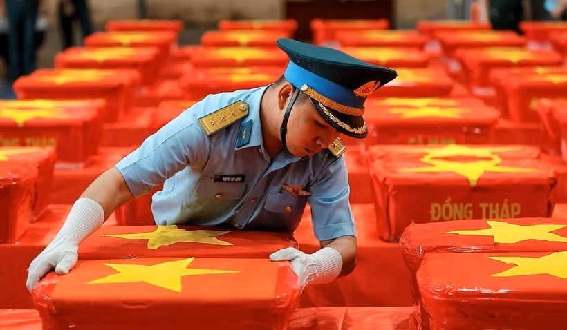 Cán bộ Quân chủng Phòng không Không quân sắp xếp các thùng chứa mẫu sinh phẩm hài cốt liệt sỹ tại khu vực tập kết, chuẩn bị bàn giao cho Viện Pháp y Quân đội phục vụ giám định ADN. 