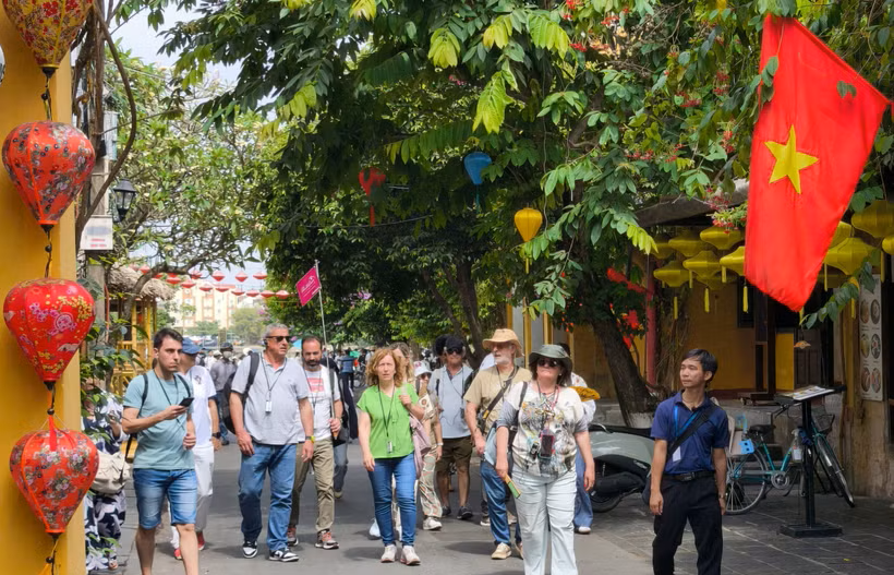 Du khách quốc tế tham quan phố cổ Hội An.
