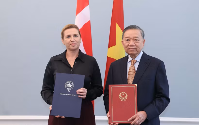 Tổng Bí thư, Chủ tịch nước Tô Lâm và Thủ tướng Đan Mạch Mette Frederiksen trao Tuyên bố chung về việc thiết lập quan hệ Đối tác chiến lược toàn diện Việt Nam-Đan Mạch. (Ảnh: Thống Nhất/TTXVN)