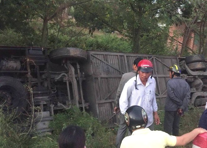 Xe khách Phương Trang rơi xuống hố, hàng chục người kêu cứu