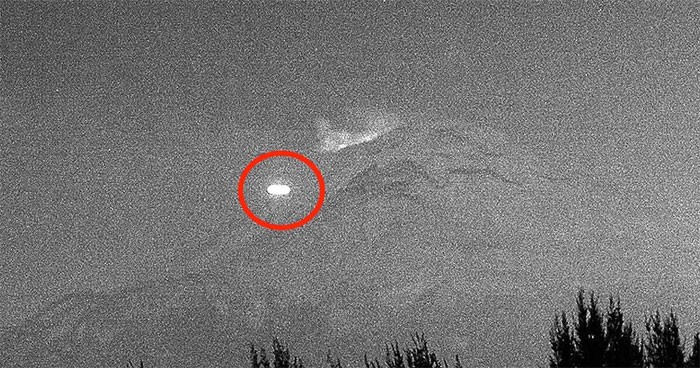 Vật thể phát sáng kì lạ bay qua núi lửa 700.000 năm tuổi ở Mexico