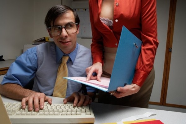 Khoa học lý giải vì sao đàn ông lại 'thèm muốn' bầu ngực của phụ nữ