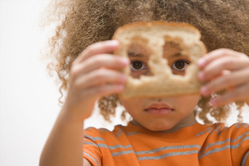 Ăn vỏ bánh mì nhiều sẽ khiến tóc trở nên xoăn hơn?