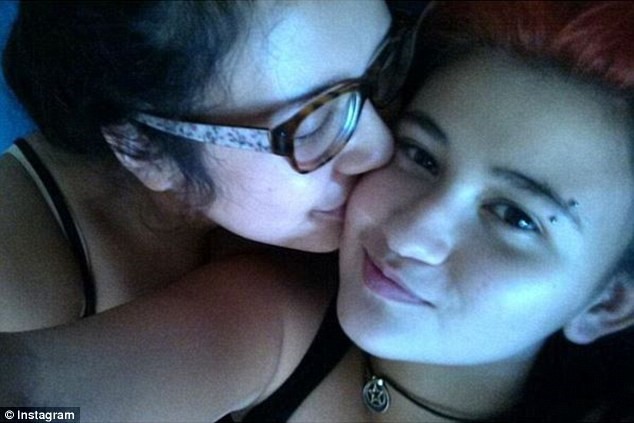 Nữ sinh đồng tính gốc Việt tự sát cùng người yêu bằng súng