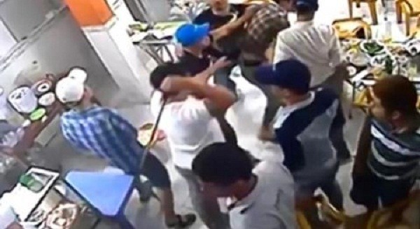 Bị chém trọng thương vì... hát quá lâu