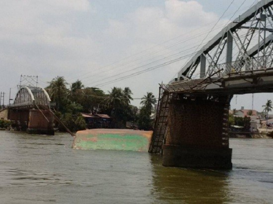 Không có thiệt hại về người trong vụ sà lan đâm sập cầu Ghềnh