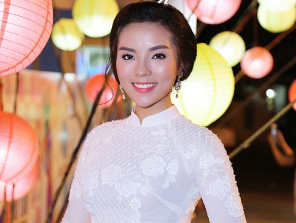 Kỳ Duyên rạng rỡ làm giám khảo sau scandal ảnh nóng trên web đen