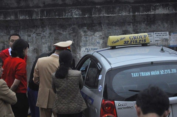 Tin mới nhất về sức khỏe bé 2 tuổi bị taxi đâm ở Hà Nội