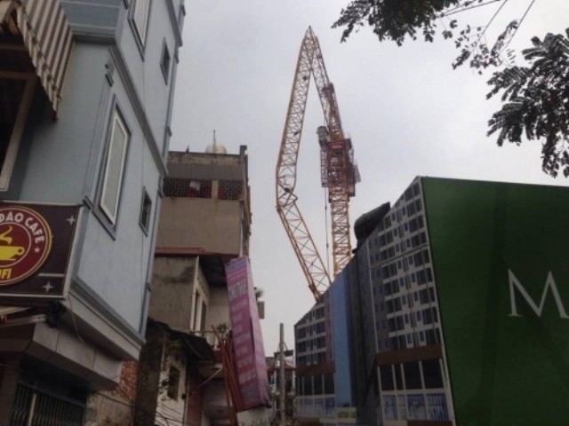 Hiện trường kinh hoàng vụ cần cẩu 50m gãy sát nhà dân ở Hà Nội