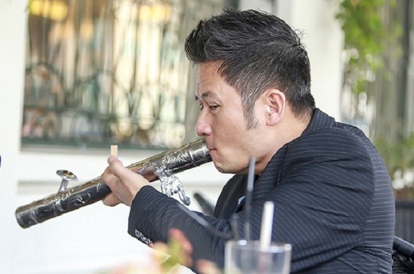 Bằng Kiều rít thuốc lào ở buổi chuẩn bị đêm nhạc tri ân ngày 8/3